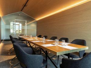 デュッセルドルフにあるNovotel Duesseldorf Airportの会議室(長いテーブルと椅子付)