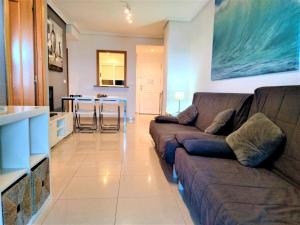 奧羅佩薩德爾馬的住宿－ACV - Vistamar II-1ª Linea Planta 4 Frontal Al Mar，带沙发的客厅和厨房