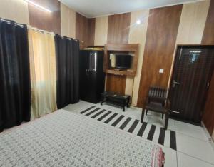 Tempat tidur dalam kamar di Kumar Home Stay by StayApart