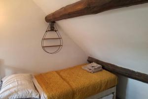 Tempat tidur dalam kamar di Kingfisher Riverside Cottage