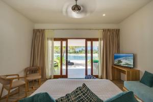 TV a/nebo společenská místnost v ubytování Rahaa Resort Maldives