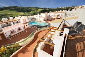 uma vista para uma casa com piscina em Luxury private property-pool, unique sun roof, free wifi em Budens