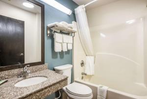 Bathroom sa Sleep Inn & Suites Tallahassee-Capitol