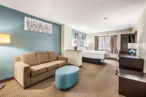 Postel nebo postele na pokoji v ubytování Sleep Inn & Suites Tallahassee - Capitol