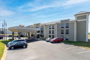 格里尔Comfort Inn & Suites Greer - Greenville的一座大楼，停车场里停满了汽车