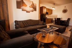 uma sala de estar com um sofá e uma mesa em Zlatar Apartman br 16 em Brdo