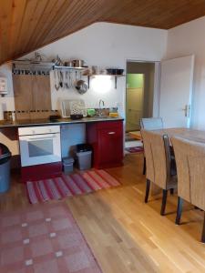 eine Küche und ein Esszimmer mit einem Tisch und Stühlen in der Unterkunft Four bedroom appartement near Bad Kleinkirchheim in Radenthein
