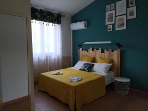 サンタ・マリア・ラ・パルマにあるBed & Breakfast Pintaderaのベッドルーム1室(黄色のベッドカバー付)