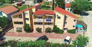 z góry widok na dom z parkingiem w obiekcie Apartments Solaris w mieście Sveti Filip i Jakov
