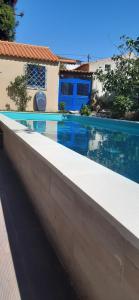 uma piscina em frente a uma casa em Quinta D'Avó Amélia em Alquerubim