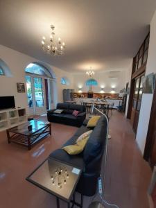 Μια τηλεόραση ή/και κέντρο ψυχαγωγίας στο F3 FENETRE SUR JARDIN VUE MER ET MONTAGNE pour 4 VOYAGEURS