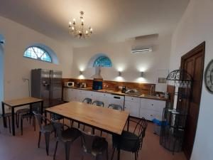 Η κουζίνα ή μικρή κουζίνα στο F3 FENETRE SUR JARDIN VUE MER ET MONTAGNE pour 4 VOYAGEURS