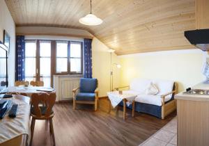 una sala de estar con un sofá y una mesa en Landhaus Petra, en Bad Füssing
