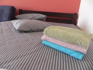 普林莫斯寬的住宿－База відпочинку "Сонячна"，一张带两个枕头的床和两条毛巾