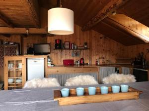 eine Küche mit einem Tisch mit blauen Schüsseln darauf in der Unterkunft Cherz Romantic House in Arabba