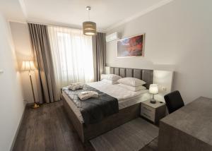 Postel nebo postele na pokoji v ubytování Downtown Suites Yerevan
