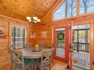 Imagen de la galería de Soco Serene Cabin in the Heart of Maggie Valley, en Maggie Valley