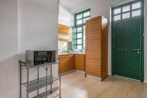Una cocina o zona de cocina en One bedroom appartement with wifi at Sevilla