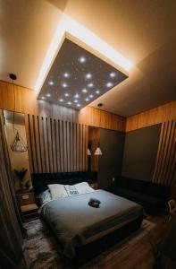 - une chambre dotée d'un lit avec des étoiles au plafond dans l'établissement AH Skynight Puškinova, à Košice