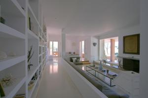 un ampio soggiorno con pareti bianche e pavimenti bianchi di Dimora dell'Olivastro a Favignana