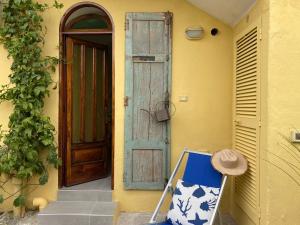 una porta e una sedia davanti a una casa di B&B Lodge dell'Ospite Ischia a Ischia