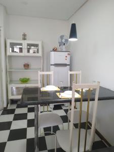 ein Esszimmer mit einem Tisch und Stühlen in der Unterkunft Apto Completo, privativo, garagem portao automatico in Juazeiro