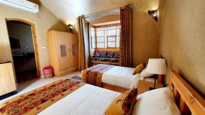 Postel nebo postele na pokoji v ubytování Embrace Hotel