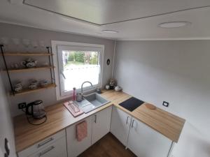 eine kleine Küche mit einem Waschbecken und einem Fenster in der Unterkunft Wetlina 21 in Wetlina