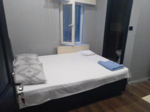 A bed or beds in a room at apart55