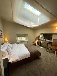 a bedroom with a large bed and a desk and a window at REZYDENCJA BOHEMA in Szczawno-Zdrój +77 photos