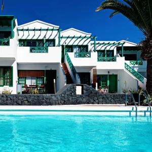 widok na hotel z basenu w obiekcie Apartamento VISTAenRELAX w Puerto del Carmen