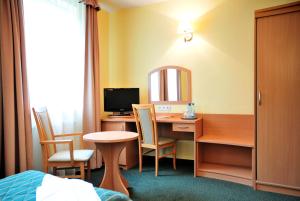 a hotel room with a desk and a computer at Hotel Wodnik in Slok