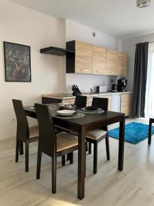 - une cuisine et une salle à manger avec une table et des chaises dans l'établissement Apartamenty Zielony Ogród, à Szczyrk