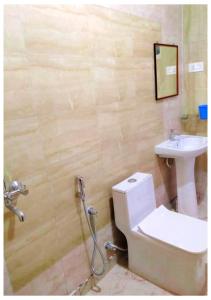 AYM Yoga Resort Arambol GOA的一间浴室