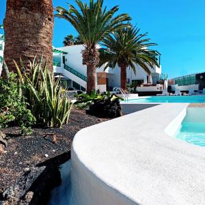 Basen w obiekcie Apartamentos LlAMAR lub w pobliżu