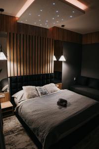 - une chambre avec un grand lit et des lumières au plafond dans l'établissement AH Skynight Puškinova, à Košice
