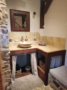 y baño con lavabo y espejo. en Domaine des Maillets, en Blot-lʼÉglise