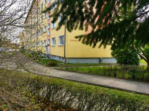 a yellow building on the side of a street at Ferien-und Gästewohnung Radebeul in Radebeul