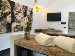 een kamer met een tafel met twee kussens erop bij Seven Maze Charming House in Bari