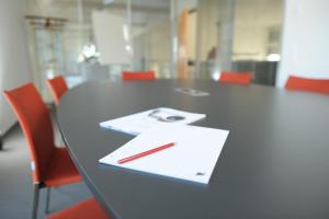 een pen bovenop een tafel in een kantoor bij Q.C.M. Campus in Belp