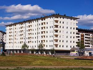 ein großes weißes Gebäude mit vielen Fenstern in der Unterkunft Apartman Istra, Doboj in Doboj