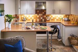 Köök või kööginurk majutusasutuses Swallows End - Apartment with hot tub, sauna and pool (Dartmoor)