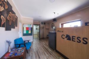 um escritório com uma parede com um letreiro de classe. em Vila Chess em Belgrado