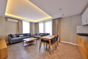 A seating area at Duygu Apart