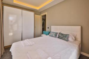 A bed or beds in a room at Duygu Apart