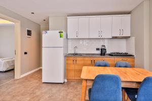 A kitchen or kitchenette at Duygu Apart