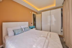 A bed or beds in a room at Duygu Apart