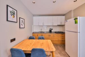 A kitchen or kitchenette at Duygu Apart