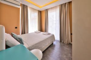 A bed or beds in a room at Duygu Apart