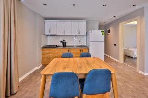 A kitchen or kitchenette at Duygu Apart